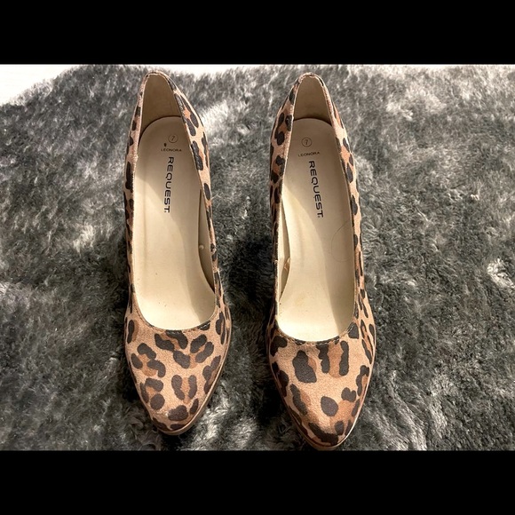 Leopard Print Round Toe Heels 👠👠 - Picture 2 of 5